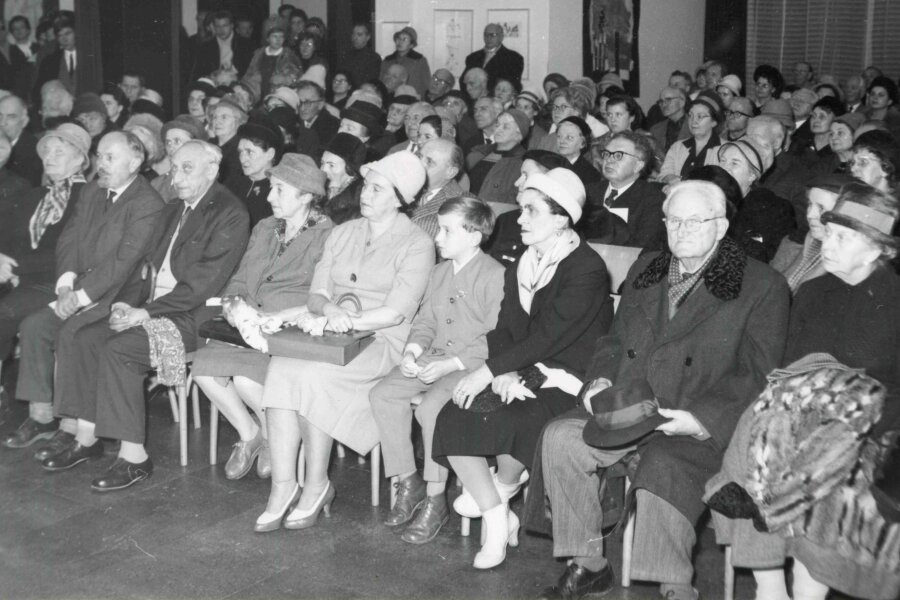 sedící zprava Cecílie Jahodová-Hálová